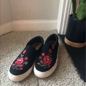 A new day black microsuede embroidered floral slip-ons comfort casual sz 6.5 wom
